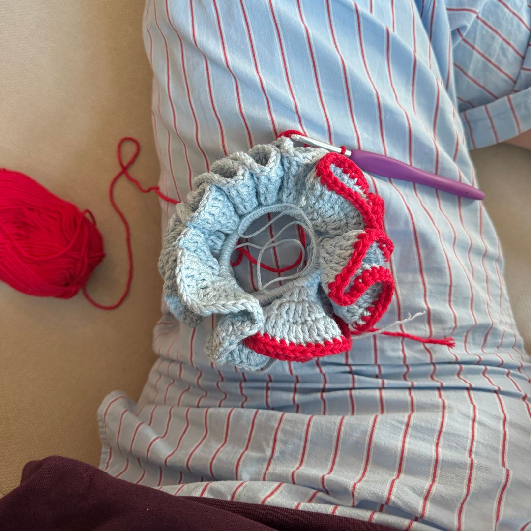 Lyra Scrunchie (english)