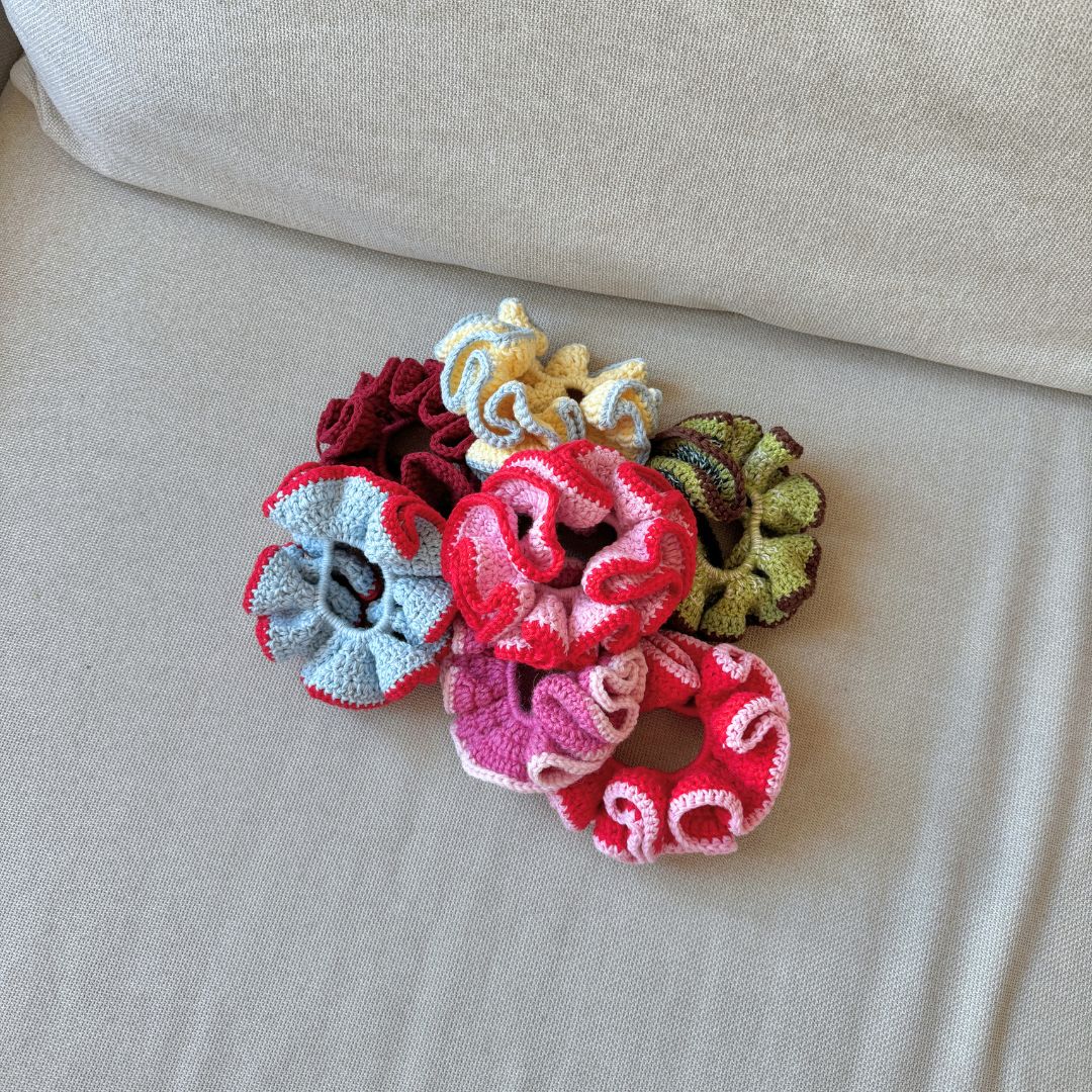 Lyra Scrunchie (english)